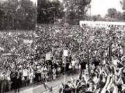 Mitingul organizat la Slatina cu prilejul vizitei de lucru în acest oraş a lui Nicolae Ceauşescu.     (30 mai 1974).