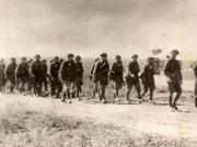 Coloană de ostaşi români pe frontul antisovietic. (1941)