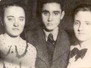 Elena Ceauşescu împreună cu fraţii Aurelia şi Vasile Tudor la un bal organizat de U.T.C.