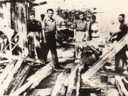 N. Ceauşescu şi alţi deţinuţi politici în lagărul de la Tg. Jiu, în timpul dictaturii militaro-fasciste. (1943)