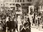 Bucureşti, septembrie – octombrie 1944. Nicolae Ceauşescu împreună cu Elena Ceauşescu în rândul manifestanţilor în drum spre stadionul A.N.E.F. (sept.-oct. 1944)