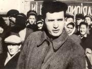 Nicolae Ceauşescu în mijlocul tinerilor la un miting electoral. (1946)