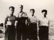 Nicolae Ceauşescu alături de un grup de activişti ai Comitetului Judeţean Constanţa al P.C.R., în cadrul căruia a avut funcţii de răspundere. (1946)