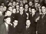 Bucureşti, februarie 1948. Nicolae Ceauşescu în mijlocul unui grup de participanţi la Congresul al VI-lea al P.C.R. (febr. 1948)