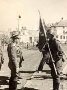 Înmânarea drapelului roşu al U.T.M. Organizaţiei de tineret din Regimentul 36 Artilerie Tg. Jiu, pe stadionul din Craiova. 1950. (1950)