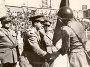 Înmânarea drapelului roşu al U.T.M. Organizaţiei de tineret din Regimentul 36 Artilerie Tg. Jiu, pe stadionul din Craiova. 1950. (1950)