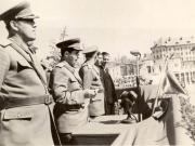 Craiova, 1950. Înmânarea drapelului roşu al U.T.C. unei organizaţii de tineret dintr-un regiment de artilerie din Tg.Jiu. (1950)