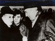 La sosirea pe aeroportul din Varşovia, Nicolae Ceauşescu este întâmpinat de Edward Gierek. (5 dec.1971)