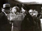 Gheorghe Gheorghiu –Dej pe Aeroportul Băneasa înainte de plecare la Conferinţa de Pace de la Paris, întreţinându-se cu Ana Pauker şi Florica Bagdasar. (11.08.1946).