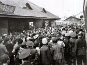 Aspect de la primirea făcută în Gara Predeal membrilor delegaţiei guvernamentale române care au participat la Conferinţa de Pace de la Paris. (21.09.1946).