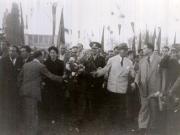Gheorghe Gheorghiu –Dej primeşte flori de la oamenii muncii cu prilejul înapoierii în ţară de la Conferinţa Păcii de la Paris (Gara Băneasa). Sunt de faţă: P. Groza, Şt. Voitec, Fl. Bagdasar, Gh. Tătărăscu. (21.09.1946).
