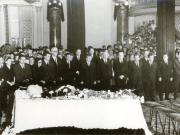 Membri ai conducerii de partid şi de stat la catafalcul lui Tudor Arghezi. (17 iulie 1967)