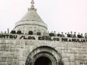 Membri ai conducerii de partid şi de stat, la Mausoleul de la Mărăşeşti, cu prilejul aniversării a 50 de ani de la bătăliile purtate de armata română, în vara anului 1917.(Mărăşeşti, 16 august 1967)