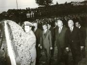 Membri ai conducerii de partid şi de stat depunând o coroană la Mausoleul de la Mărăşeşti, la 50 de ani de la bătăliile purtate de armata română, în vara anului 1917. (Mărăşeşti, 16 august 1967)