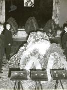 Conducătorii de partid şi de stat la catafalcul lui Ion Gh. Olteanu (Iancu), vechi militant al mişcării muncitoreşti din România. (17 ianuarie 1968)