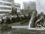 Depunerea de coroane la Atelierele Griviţa cu prilejul împlinirii a 50 de ani de la luptele muncitorilor ceferişti şi petrolişti din ianuarie-februarie 1933.(16 februarie 1968)