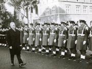 Cu prilejul vizitei oficiale în Finlanda, Ion Gh. Maurer trece în revistă garda de onoare. (30 martie 1968)