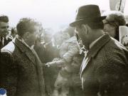 Nicolae Ceauşescu întreţinându-se cu cetăţenii din Medgidia, în timpul vizitei în jud. Constanţa.(aprilie 1968)
