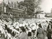 Aspecte din timpul demonstraţiei oamenilor muncii din Piteşti, cu prilejul zilei de 1 mai. (1 mai 1968)