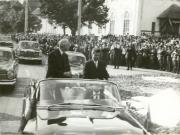 Nicolae Ceauşescu şi Charles de Gaulle, aflat în vizită în ţara noastră, sunt salutaţi de locuitorii oraşului Slatina. (17 mai 1968)