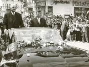 Nicolae Ceauşescu şi Charles de Gaulle, aflat în vizită în ţara noastră, sunt salutaţi de locuitorii oraşului Slatina. (17 mai 1968)