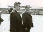 Nicolae Ceauşescu, şeful delegaţiei române, este salutat la plecarea de pe aeroportul Surcin, din Belgrad, de Iosip Broz Tito. (4 iunie 1968)