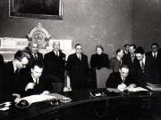 Solemnitatea semnării la Consiliul de Miniştri a protocoalelor pentru dezvoltarea Societăţilor Sovieto-Române. (Din partea sovietică semnează Iatrov). Au asistat Gh. Gh.-Dej, Petru Groza, Chivu Stoica, S. I. Kavtaradze, Ana Pauker, Teohari Georgescu, Miron Constantinescu. (20 febr. 1950)