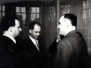 Gh. Gh.-Dej la ceaiul de la ambasada Bulgariei se întreţine cu Boris Manolov şi cu membrii delegaţiei culturale bulgare care ne-au vizitat ţara cu prilejul săptămânii prieteniei româno-bulgare. (7 martie 1950)