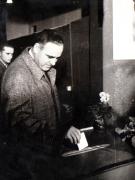 Gh. Gh.-Dej la secţia de votare nr. 426 din Capitală, raionul 16 Februarie (viitor Gh. Gh.-Dej), cu prilejul alegerilor pentru Sfaturile populare.(3 decembrie 1950)
