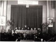 Gh.Gh. Dej, Chivu Stoica, I. Gh. Maurer şi alte persoane în prezidiu, la lucrările Congresului Uniunii Sindicale C.F.R. care a avut loc în Sala Mare a Clubului de pe stadionul Giuleşti.(20 ianuarie 1945)
