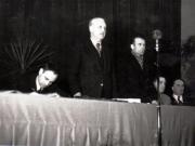 Gh.Gh. Dej, Chivu Stoica, I. Gh. Maurer şi alte persoane în prezidiu, la lucrările Congresului Uniunii Sindicale C.F.R. care a avut loc în Sala Mare a Clubului de pe stadionul Giuleşti (ing. G. Nicolau, Lotar Rădăceanu).(20 ianuarie 1945)