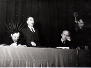 Gh.Gh. Dej, Chivu Stoica, ing. Nicolau şi alte persoane în prezidiu, la lucrările Congresului Uniunii Sindicale C.F.R. care a avut loc în Sala Mare a Clubului de pe stadionul Giuleşti (Lotar Rădăceanu).(20 ianuarie 1945)