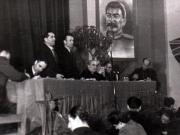 Gh.Gh. Dej, Chivu Stoica şi alte persoane în prezidiu, la lucrările Congresului Uniunii Sindicale C.F.R. care a avut loc în Sala Mare a Clubului de pe stadionul Giuleşti (Constantin Doncea, Brătfăleanu, Vasile Bîgu).(20 ianuarie 1945)