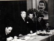Prezidiul Congresului Uniunii Sindicale C.F.R. care a avut loc pe 20 ianuarie 1945 în sala clubului de pe stadionul Giuleşti - Din prezidiu fac parte Gh. Gh. Dej, Chivu Stoica, ş.a. (Brătfăleanu).(20 – 30  ianuarie 1945)