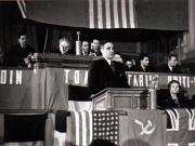 Gh.Gheorghiu Dej rostindu-şi cuvântarea la Primul Congres General al Sindicatelor Unite, care a avut loc la Bucureşti între 20-30 ianuarie 1945 (Clădirea M.A.N.) (Ana Pauker, Gh. Apostol, V. Luca, Al. Sencovici, Chivu Stoica). (20 – 30  ianuarie 1945)