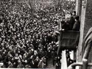 Aspect de la marele miting al oamenilor muncii, din curtea Atelierelor C.F.R. Griviţa unde a vorbit Gh. Gheorghiu Dej cu prilejul împlinirii a 12 ani de la marile lupte ale muncitorilor ceferişti şi petrolişti.(16 februarie 1945)