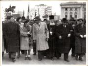 Gheorghe Gheorghiu Dej în fruntea unei coloane de muncitori îndreptându-se spre Piaţa Naţiunii la manifestaţia F.N.D.din 6 martie 1945, (în faţa Palatului) (Ana Toma, preot Popescu  Moşoaia, Constantin Doncea, Popescu Diaconu).(6 martie 1945)