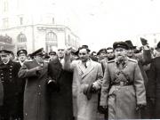 Întoarcerea în Capitală a membrilor guvernului care au participat la festivităţile organizate la Cluj cu prilejul reunirii Nordului Transilvaniei cu România democratică (aspecte din Piaţa Gării de Nord) (A.I.Vişinschi, Petru Groza, Gh. Gheorghiu Dej, Lucreţiu Pătrăşcanu, Lt.general Vinogradov).(14 martie 1945)