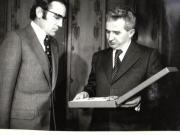 Preşedintele Nicolae Ceauşescu înmânează preşedintelui Republicii Portugheze, generalul Antonio dos Santos Ramalho Eanes, cu prilejul vizitei oficiale pe care o efectuează în România, Ordinul „Steaua Republicii Socialiste România” cl. I. (22.III.). (20-23.III.1979).