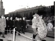 Nicolae Ceauşescu, conducătorul delegaţiei române la şedinţa Consiliului de Ajutor Economic Reciproc, a depus o coroană de flori la Mausoleul lui V.I.Lenin, cu prilejul împlinirii a 99 de ani de la naştere. (22 aprilie 1969).