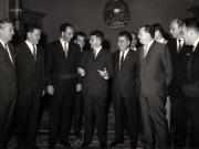 Nicolae Ceauşescu, secretar general al P.C.R., în mijlocul delegaţiei sovietice condusă de K.F. Katuşev, secretar al C.C. al P.C.U.S., invitată să participe la lucrările Congresului al X-lea al P.C.R (7 august 1969).