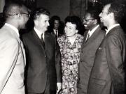 Nicolae Ceauşescu întreţinându-se cu conducătorii delegaţiei Mişcării Populare pentru eliberarea Angolei, reprezentantul Partidului African al independenţei din Guineea-Bissau şi Insulele Capului Verde şi reprezentantul Frontului de eliberare din Mozambic.(9 august 1969).