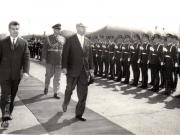 Nicolae Ceauşescu, preşedintele Consiliului de Stat al R.S.R. şi Franz Jonas, preşedintele Republicii Austria, care se află într-o vizită în ţara noastră, la aeroportul Bucureşti-Otopeni, trecând în revistă garda de onoare.(11  septembrie 1969).