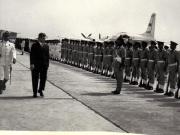 Nicolae Ceauşescu, preşedintele Consiliului de Stat al R.S.R., trece în revistă garda de onoare aliniată pe aeroport, cu prilejul vizitei sale în India.  (13 octombrie 1969).