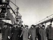 Nicolae Ceauşescu în timpul vizitei de lucru în portul Constanţa.      (1 aprilie 1970).
