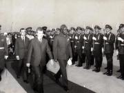 Nicolae Ceauşescu, preşedintele Consiliului de Stat al R.S.R, la primirea preşedintelui Republicii Zambia, Kennet David Kaunda, care se află într-o vizită în ţara noastră. Trecând în revistă garda de onoare.     (11 mai 1970).