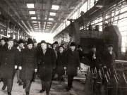 Vizita de lucru a lui Nicolae Ceauşescu, secretar general al P.C.R., preşedintele Consiliului de Stat al R.S.R la Uzinele de maşini grele Bucureşti.    (21 ianuarie 1971).