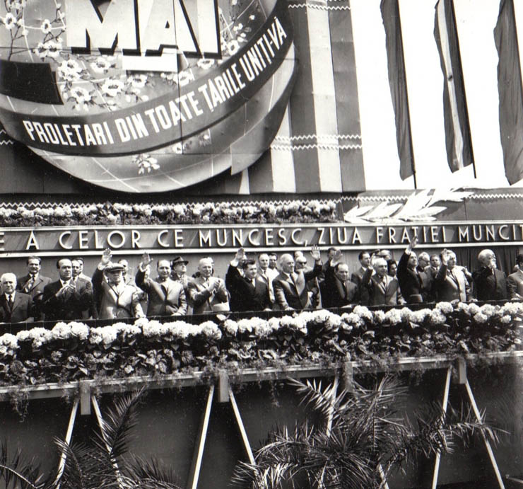 Conducătorii de partid şi de stat privesc demonstraţia oamenilor muncii din Capitală, cu prilejul zilei de 1 mai 1965.