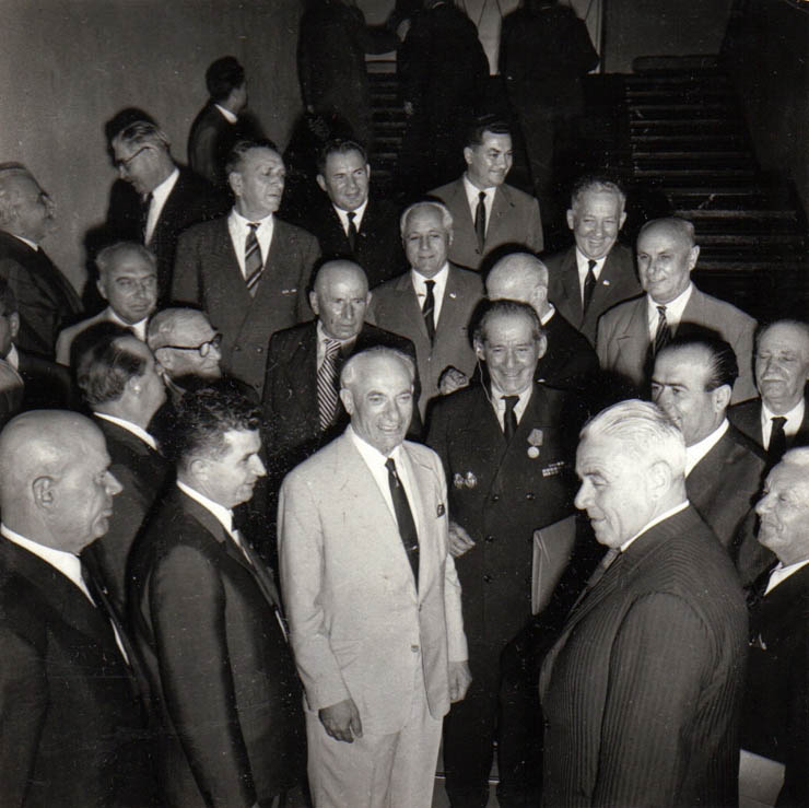 Congresul al IX-lea al P.C.R.- conducătorii de partid într-un grup de delegaţi.