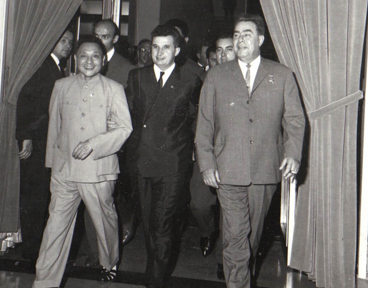 Congresul al IX-lea al P.C.R. – Nicolae Ceauşescu se întreţine cu delegatul sovietic şi cu cel chinez.